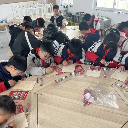 在这个专属的美育空间里，他们“玩”得不亦乐乎